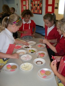 class 9 Cake decorating day 002
